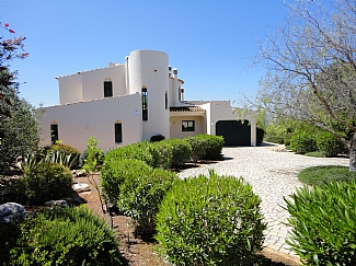 entrance drive to the villa